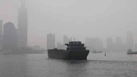 The-smoggy-skyline-of-Shanghai-China-with-río-traffic-foreground