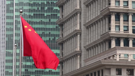 Die-Chinesische-Flagge-Weht-In-Einem-Geschäftsviertel-In-Shanghai-China