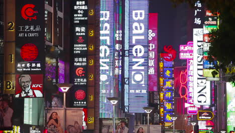 Leuchtreklamen-Werben-Nachts-Für-Produkte-Entlang-Der-Hauptstraße-Von-Shanghai-China