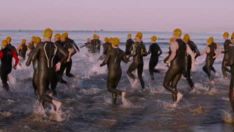 Triathlon-Schwimmer-Steigen-Ins-Meer-Ein