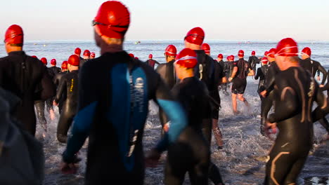 Triathlon-Schwimmer-Betreten-Den-Ozean-1