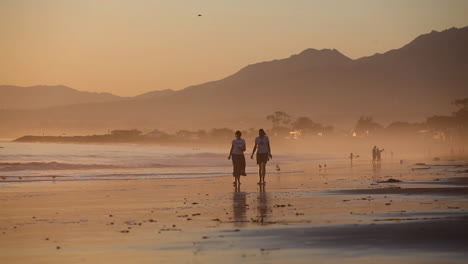Klassischer-Kalifornischer-Strandsonnenuntergang-Mit-Paarwanderungen