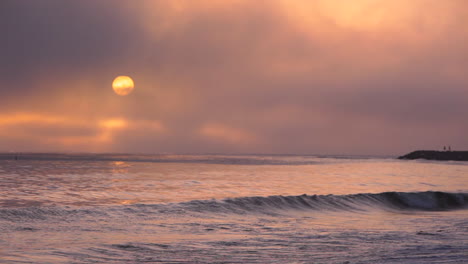 Ein-Wunderschöner-Orangefarbener-Sonnenuntergang-über-Einem-Generischen-Ozean