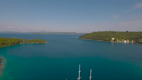 Antena-Sobre-Un-Velero-Navegando-Por-Las-Islas-De-Croacia