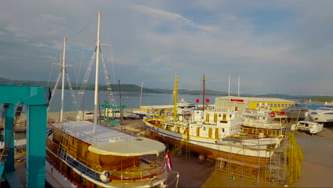 Antena-Sobre-Un-Muelle-Con-Barcos-De-Pesca-En-Dique-Seco-En-Croacia