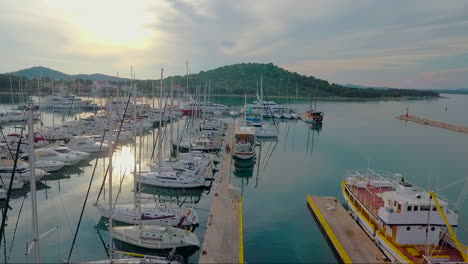 Antenne-über-Einem-Dock-Mit-Fischerbooten-Und-Yachten-In-Kroatien