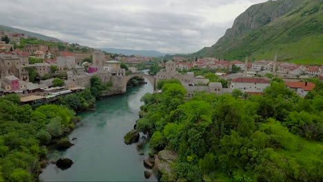 Una-Antena-Sobre-El-Puente-Stari-Most-En-Mostar-Bosnia