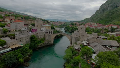 Una-Antena-Sobre-El-Puente-Stari-Most-En-Mostar-Bosnia-1