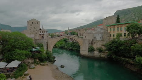 Una-Antena-Sobre-El-Puente-Stari-Most-En-Mostar-Bosnia-2