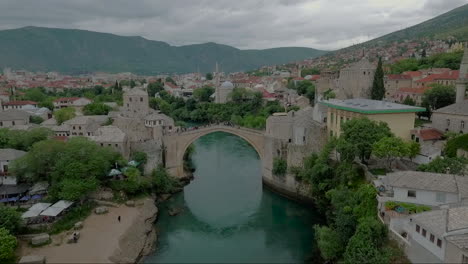 Una-Antena-Sobre-El-Puente-Stari-Most-En-Mostar-Bosnia-3