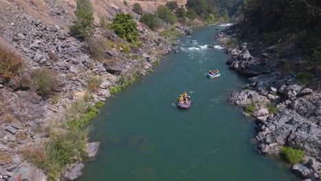Luftdrohnenaufnahme-Von-Wildwasser-Rafting-An-Einem-Schönen-Sonnigen-Tag-Auf-Dem-Trinity-River-In-Nordkalifornien-1
