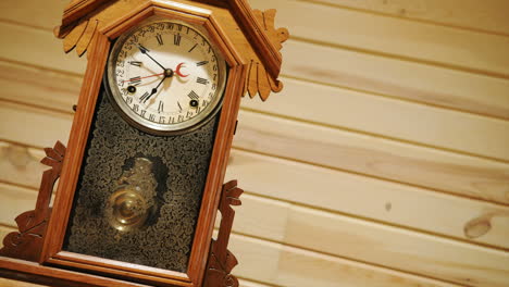 Time-lapse-of-antique-pendulum-clock-running