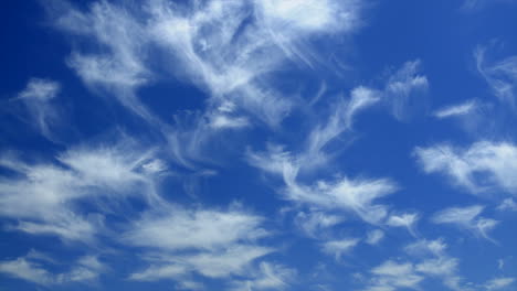 Time-lapse-of-wispy-clouds-moving-across-the-sky
