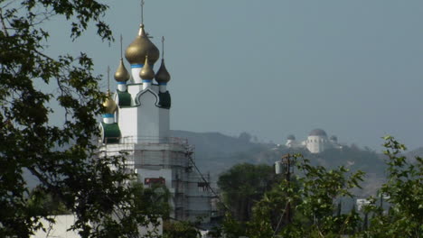 Golden-domes-adorn-the-exterior-of-a-Russian-orthodox-church-building