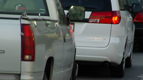 Bumper-to-bumper-traffic-along-a-freeway