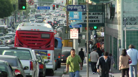 Tráfico-Y-Peatones-En-Una-Calle-De-Los-Ángeles.
