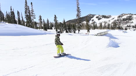 Ein-Junger-Snowboarder-Fährt-Einen-Hügel-Hinunter