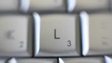 Der-Buchstabe-L-Ist-Auf-Einer-Computertastatur