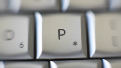 Der-Buchstabe-P-Steht-Auf-Einer-Computertastatur