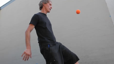 A-man-juggles-balls-with-his-feet