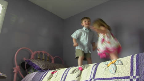 Children-jump-on-a-bed