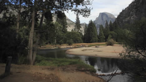 Yosemite-Mit-Halbkuppel-Im-Hintergrund