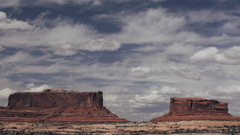Time-lapse-shot-of-clouds-over-Monument-Valley