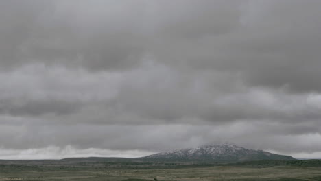 Las-Nubes-Pasan-Sobre-Una-Montaña-En-Una-Llanura-Cubierta-De-Hierba