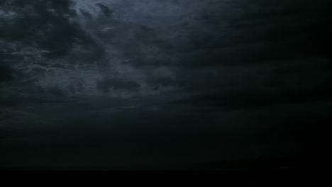 Blitze-Unter-Sich-Schnell-Bewegenden-Gewitterwolken