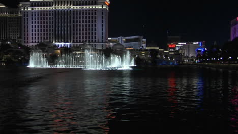 Ein-Großer-Animierter-Außenbrunnen-Glänzt-Nachts-In-Las-Vegas