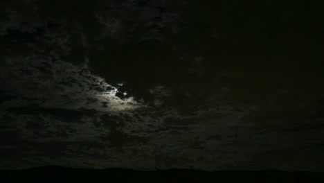 Dunkle-Wolken-Ziehen-In-Dieser-Eindringlichen-Szene-über-Den-Mond