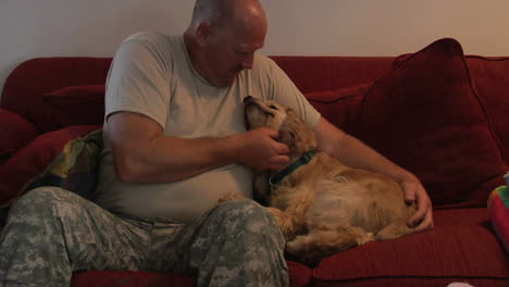 A-soldier-bonds-with-his-dog