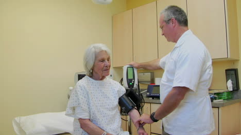 A-medical-professional-takes-the-blood-pressure-of-an-elderly-patient