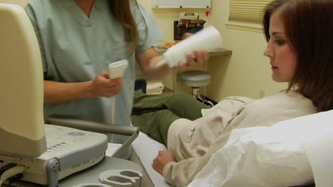 Eine-Krankenschwester-Bereitet-Eine-Frau-Auf-Einen-Ultraschall-Vor
