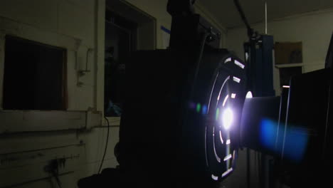 16mm-Film-Läuft-Auf-Einer-Flachbett-Projektionsplatte-2