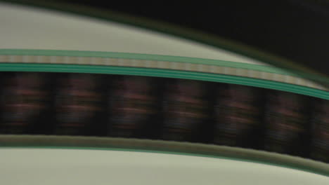 Eine-Filmstreifenspule-Durch-Einen-Projektor-In-Dieser-Abstrakten-Aufnahme