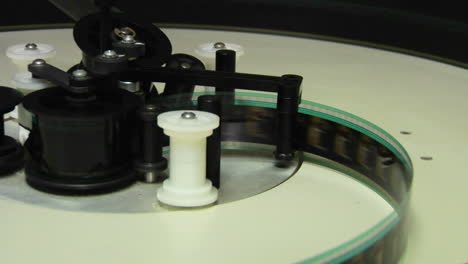 Filmspulen-Durch-Einen-Projektor