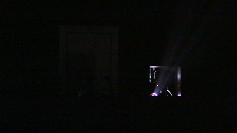 Licht-Scheint-Von-Einem-Projektor-In-Ein-Verdunkeltes-Theater