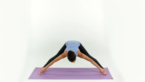 Mujer-haciendo-yoga-studio-38