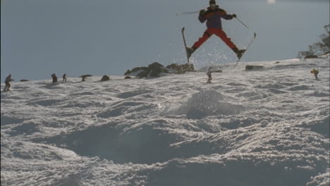 Skifahrer-Springen-Vom-Rand-Eines-Schneekamms