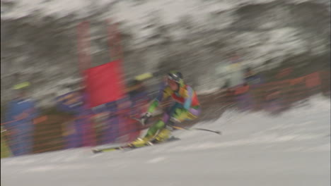 Ein-Skifahrer-Navigiert-Durch-Eine-Slalomstrecke