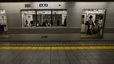 Tokio-Metro-Leute-4