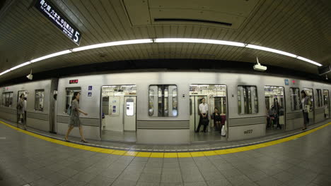 Tokyo-Metro-People-7