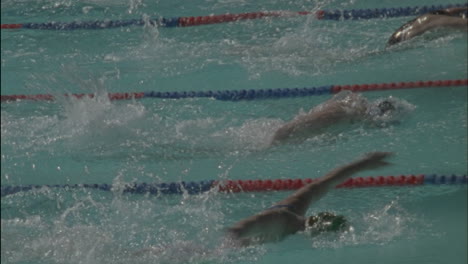 Eine-Gruppe-Von-Frauen-Schwimmt-über-Einen-Pool,-Dreht-Sich-Um-Und-Startet-Zurück