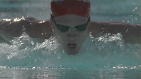 Ein-Mann-Schwimmt-In-Einem-Pool-1