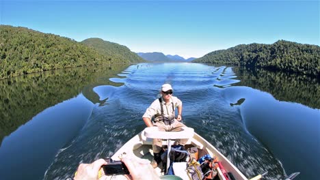 Guide,-Der-Ein-Boot-Auf-Dem-Caesar-Lake-Im-Parque-Nacional-Corcovado-Während-Des-Fliegenfischens-Im-Süden-Chiles-Fährt