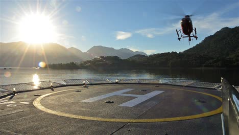 Ángulo-Bajo-De-Un-Helicóptero-Aterrizando-En-Un-Helipuerto-De-Barco-Al-Amanecer-Cerca-De-Chait̩n-En-El-Norte-De-La-Patagonia-En-Chile