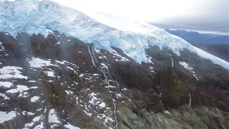 Antenne-Von-Einem-Hubschrauber-Des-Monte-Melimoyu-Gletschers-Im-Süden-Chiles