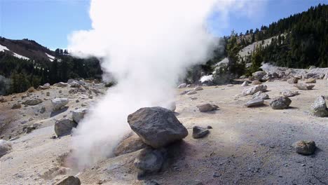 Volcanic-hydrothermal-vent-steaming-in-Bumpass-Hell-in-Lassen-Volcanic-National-Park-California