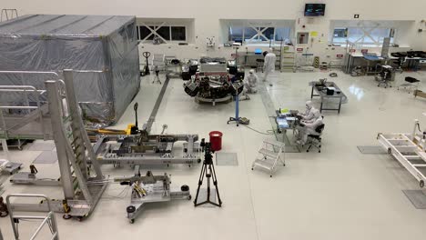 Wissenschaftler-Des-NASA-Jet-Propulsion-Laboratory-JPL-Arbeiten-Unter-Kontrollierten-Laborbedingungen,-Um-Den-Mars-Rover-Zu-Bauen-Und-Zu-Testen-1